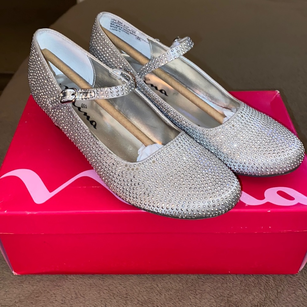 Girls dress shoe